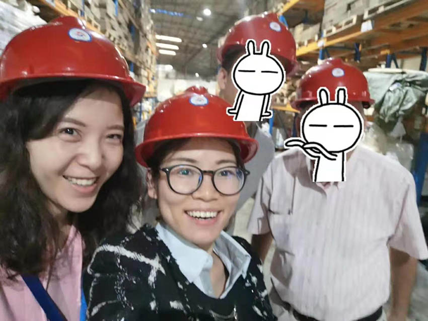 与智利客户在广州市伟旺热熔胶科技有限公司仓库合影.jpg