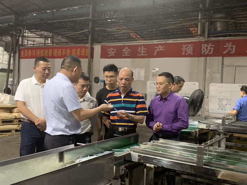 参观生产现场了解伟旺热熔胶生产工艺.jpg
